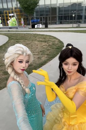 Công chúa Bella và Nữ hoàng Elsa gặp nhau
#Belle
#Elsa
#DisneyPrincess
#Frozen
#BeautyAndTheBeast
#CongChua
#NuHoang
#Cosplay
#Fairytale
#Reels
#Shorts#Cosplay#BBCOSPLAY