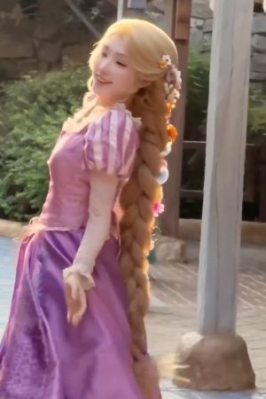 Rapunzel - cô gái không hề biết thân phận của mình là công chúa và bị nhốt trong toà tháp cao suốt 16 năm. Hôm đấy, tên trộm Flynn xuất hiện, mở ra con đường tự do cho cô, trở về vương quốc chơi hội tận hưởng tự do mà cô đã mất.
#Rapunzel #CongChuaTocMay #CosplayViet #BienHinh #CongChuaDisney #TocDep #HoatHinh #PhimDisney #XuhuongCosplay #RapunzelVietNam#BBCOSPLAY
