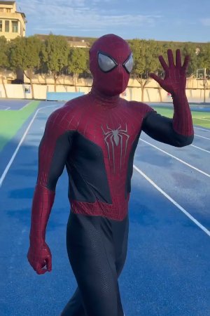 Spider-Man lạc vào sân bóng… mà khí chất vẫn đúng chuẩn anh hùng ⚽🕷️#Spiderman
#SpiderMan
#NguoiNhen
#SanBong
#Cosplay
#NhanVatHuyenThoai
#VideoHai
#TrendVui
#Reels
#Shorts
#Cosplay
#BBCOSPLAY