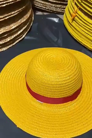 Nhiều người hỏi tôi tại sao lại yêu thích một chiếc nón rơm đơn giản đến vậy? Bởi vì nó không chỉ là một món phụ kiện, mà là biểu tượng của lời hứa, của tình đồng đội và một ý chí không bao giờ khuất phục. Đội chiếc nón này lên, tôi tự nhắc nhở bản thân rằng: Dù xuất phát điểm của chúng ta có nhỏ bé như một con thuyền gỗ giữa đại dương mênh mông, chỉ cần lòng tin đủ lớn và ý chí đủ bền, chúng ta nhất định sẽ tìm thấy kho báu \\\'One Piece\\\' của riêng mình. Hành trình vạn dặm bắt đầu từ một bướ