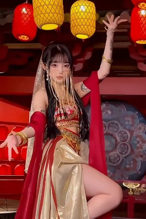 Giữa cát vàng mênh mông, sắc đỏ hiện lên như một ngọn lửa vĩnh cửu, vừa rực rỡ vừa bí ẩn. Khoác lên mình bộ trang phục này, cảm giác như đang ngược dòng thời gian về với những vũ điệu uyển chuyển trên bích họa, nơi những \'Phi Thiên\' bước ra từ huyền thoại. Đỏ nồng nàn như rượu, rực cháy như hoàng hôn trên sa mạc, có ai cưỡng lại được vẻ đẹp kiêu sa này không?
#DonHoang #Dunhuang #CoTrang #SắcĐỏ #OOTD #CổPhong #PhiThien #Xuhướng #TraditionalChineseClothes #HanfuLove#BBcocplay