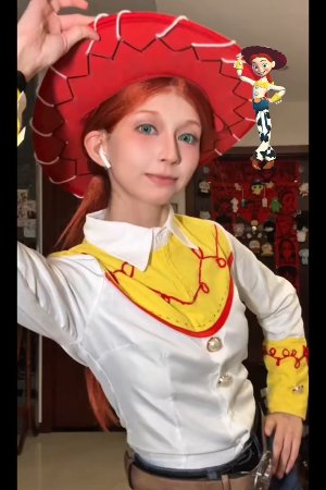 Nữ cao bồi Jessie – mạnh mẽ, tự do và không bao giờ lỗi thời 🤠
#ToyStory
#Jessie
#NuCaoBoi
#CowgirlVibes
#DoChoiHuyenThoai
#NhanVatHoatHinh
#DisneyPixar
#Cosplay
#VideoGiaiTri
#BBCOSPLAY