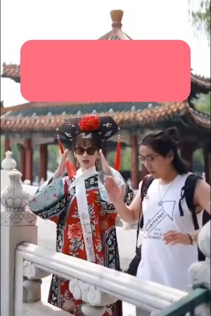 Học pose dáng để thuê đồ đi chụp Hoàn Châu nè
Bộ trang phục Hoàn Châu này không chỉ là quần áo, mà là cả một bầu trời ký ức về những ngày hè rộn ràng tiếng nhạc phim kinh điển. Từ chiếc Kỳ Bào thêu hoa tỉ mỉ, chiếc nón kỳ lân (Đại Lạp Sí) đính hoa mẫu đơn rực rỡ đến đôi giày hoa bồn tửu khó nhằn– tất cả tạo nên một khí chất thanh tao, yêu kiều nhưng không kém phần tinh nghịch của những nàng Cách Cách năm ấy.
Nếu bạn đang tìm kiếm một bộ ảnh để đời hay một bộ trang phục biểu diễn chuẩn từng đườ
