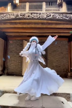 Có lẽ trong ký ức của nhiều người, hình ảnh nàng Hàm Hương múa giữa bầy bướm trong bộ trang phục trắng tinh khôi đã trở thành một biểu tượng của cái đẹp vĩnh cửu. Bộ trang phục này tại BBCOSPLAY được thiết kế với chất liệu voan mềm nhẹ, từng lớp vải bay bổng theo mỗi bước chân, giúp bạn hóa thân trọn vẹn thành nàng phi tần sở hữu hương thơm làm say đắm lòng người.
#HamHuong #HuongPhi #HoanChauCachCach #CoTrangTayVuc #WhiteDress #CosplayVietNam #BBCOSPLAY #Otakul #BeautyOfHistory #VẻĐẹpThầnTiên