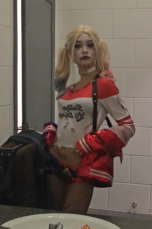 từ một bác sĩ tâm lý vì yêu điên loạn tên Joker, cô biến thành 1 kẻ điên với danh Người yêu Joker - Harley Queen
#HarleyQuinn #BBCosplay #HarleyQuinnCosplay #DCComics #SuicideSquad #BadGirl #CosplayVietnam #Xuhuong #Puddin #MakeupArt