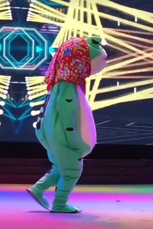 Ai bảo làm ếch là chỉ biết ngồi đáy giếng? 🐸💃

Quên bản gốc của HyunA và Hyunseung đi, đây mới là bản cover \'Trouble Maker\' cháy nhất mùa hè năm nay! Một bên quyến rũ, một bên nội lực, sự kết hợp hoàn hảo đến mức không thể rời mắt. Xem video này xong chắc chắn bạn sẽ thấy những chú ếch quanh nhà mình thật... bình thường. Nhạc lên là quẩy, đời là mấy khi mà không làm \'Trouble Maker\'?
#troublemaker #funnyfrogs #dancecover #haihuoc #trending  #ech #xuhuong#BBCosplay