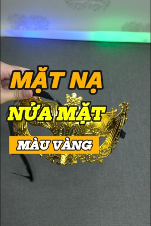 - Mặt nạ không phải nhựa trơn phẳng lì mà được phủ một lớp ren lưới đan xen phức tạp, tạo độ nổi khối (3D) và mang đậm phong cách quý tộc Ý.
- Form dáng mặt nạ được thiết kế cong nhẹ theo đường nét khuôn mặt, phần mắt khoét vừa vặn giúp người đeo không bị khuất tầm nhìn và luôn cảm thấy thông thoáng trong suốt sự kiện.