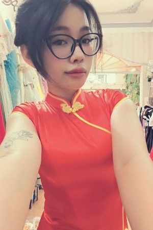Sườn xám đỏ